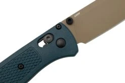 Benchmade Bugout 535FE-05 Crater Blue Grivory, Flat Dark Earth Cerakote, Couteau De Poche -Chic Couteaux Magasin BE535FE 05 05 benchmade