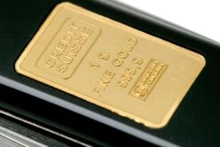 Victorinox Classic Gold Ingot 1gr 0.6203.87 Couteau Suisse -Chic Couteaux Magasin VT0 6203 87 04 victorinox