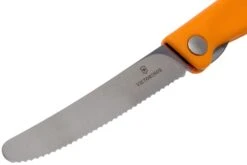Victorinox SwissClassic 6.7836.F9B Couteau à Légumes Pliant Dentelé, Orange 11 Victorinox SwissClassic 6.7836.F9B Couteau à Légumes Pliant Dentelé, Orange -Chic Couteaux Magasin VT6 7836 F9B 03 victorinox
