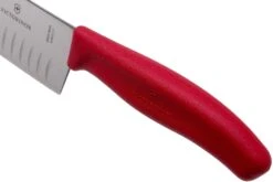Victorinox SwissClassic 6.8521.17G Santoku Avec Alvéoles 17 Cm, Rouge -Chic Couteaux Magasin VT6 8521 17G 05 victorinox