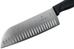Victorinox SwissClassic 6.8523.17G Santoku Avec Alvéoles 17 Cm, Noir 9 Victorinox SwissClassic 6.8523.17G Santoku Avec Alvéoles 17 Cm, Noir -Chic Couteaux Magasin VT6 8523 17G 03 victorinox